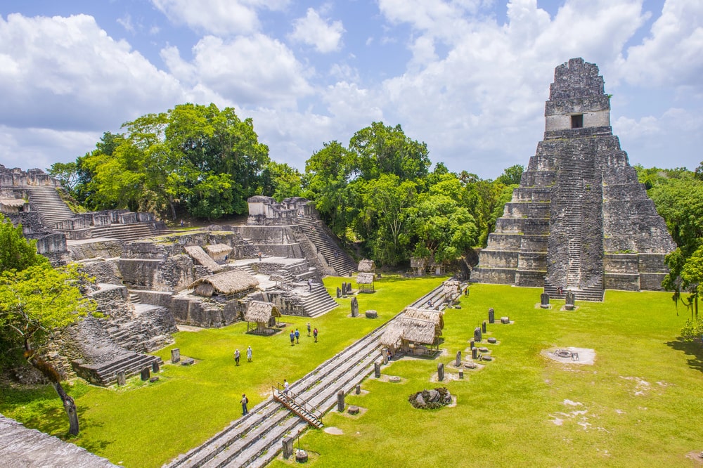 Bei einer Guatemala Studienreise erkunden Teilnehmer den Tikal Nationalpark mit seinen eindrucksvollen Maya-Tempeln