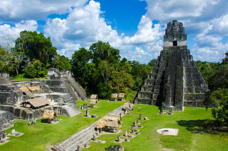 Bei einer Guatemala Studienreise erkunden Teilnehmer den Tikal Nationalpark mit seinen eindrucksvollen Maya-Tempeln
