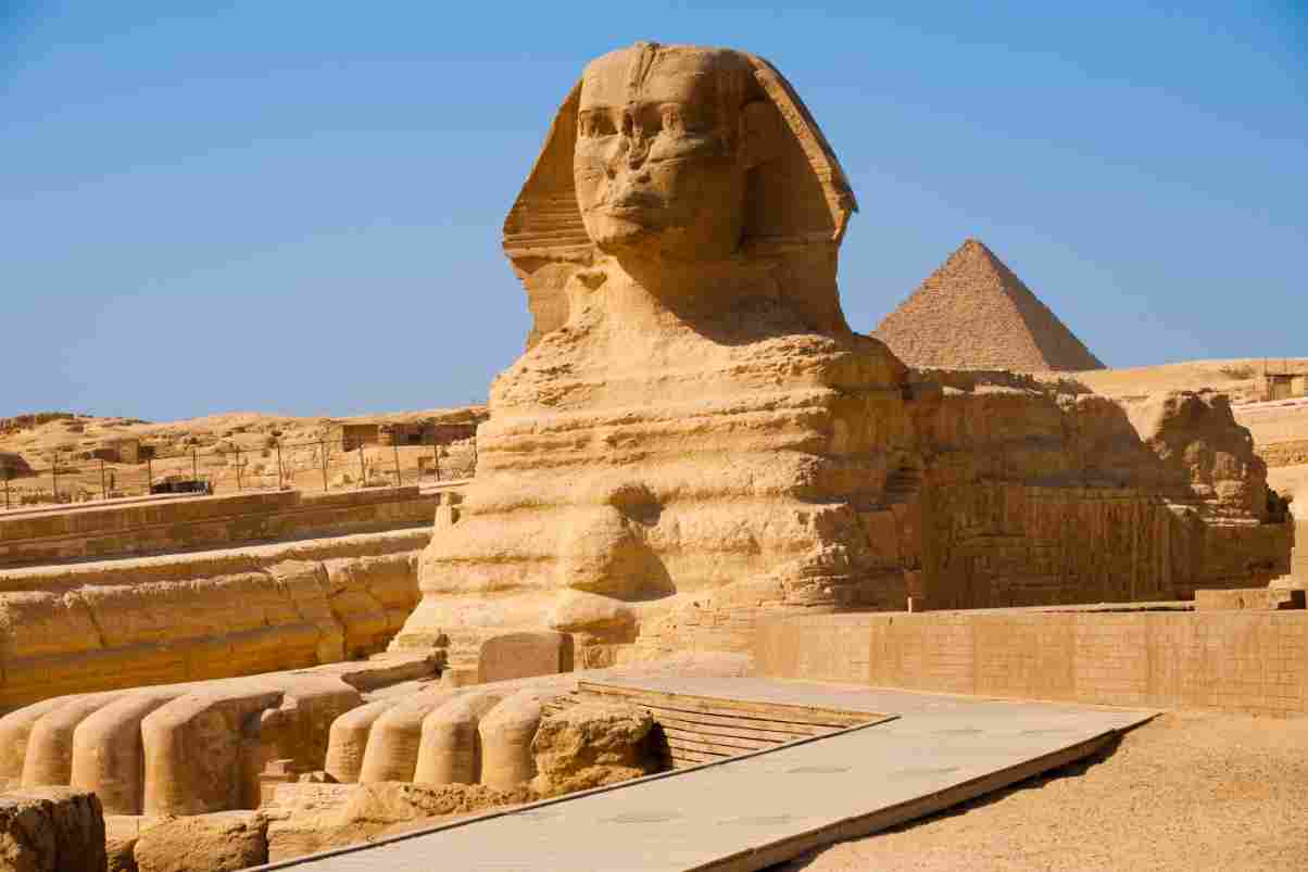 Große Sphinx mit der Pyramide des Menkaure in Gizeh
