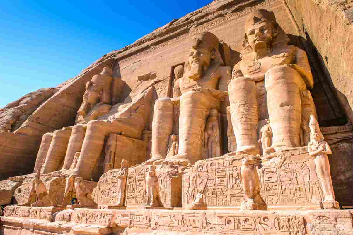 Statue am großen Tempel von Ramses II in Ägypten