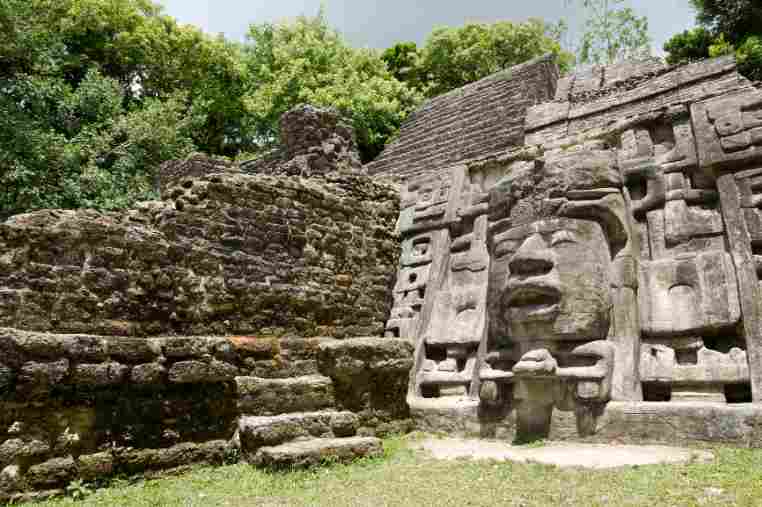 Historischer Maya Tempel mit beeindruckenden Maskenschnitzereien