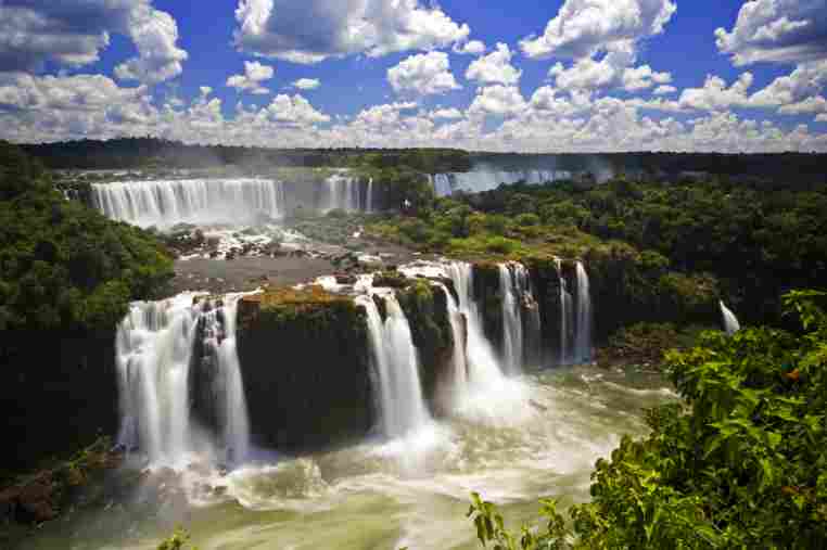 Majestätische Iguazu Wasserfälle an der brasilianischen Grenze