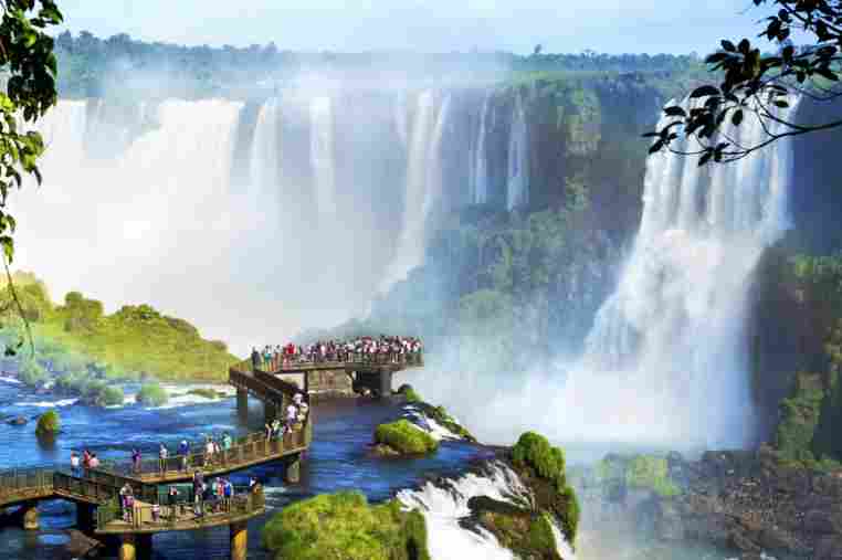 Touristen genießen die Aussicht auf die mächtigen Iguazu Wasserfälle