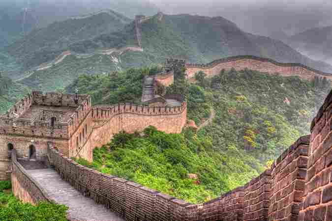 Monumentale Große Mauer, die sich durch die bergige Landschaft Chinas schlängelt.
