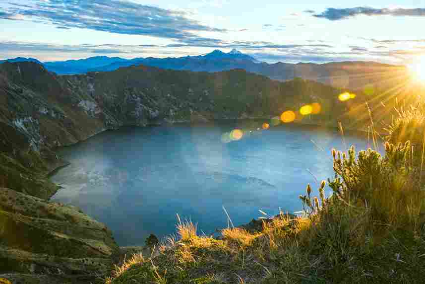 Atemberaubender Sonnenaufgang über der Quilotoa-Vulkanlagune, Ecuador
