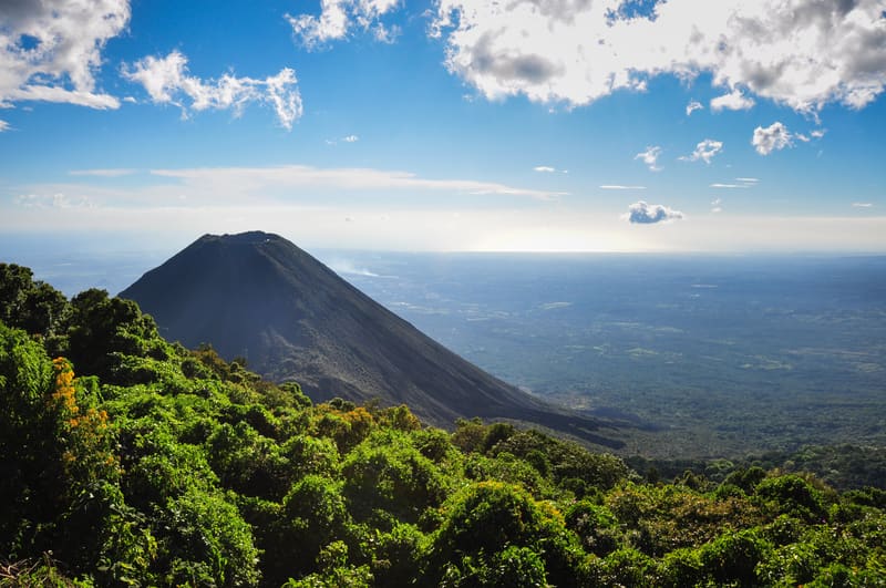Panoramablick auf den Cerro-Verde-Nationalpark mit üppigem Regenwald und Vulkanlandschaft