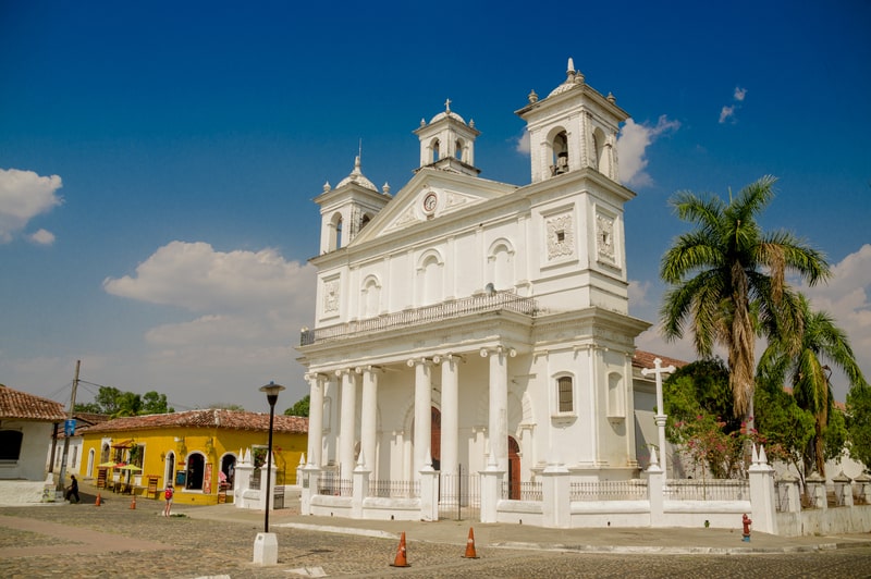 Koloniale Straßen und farbenfrohe Häuser in Suchitoto mit Blick auf den Suchitlán-See