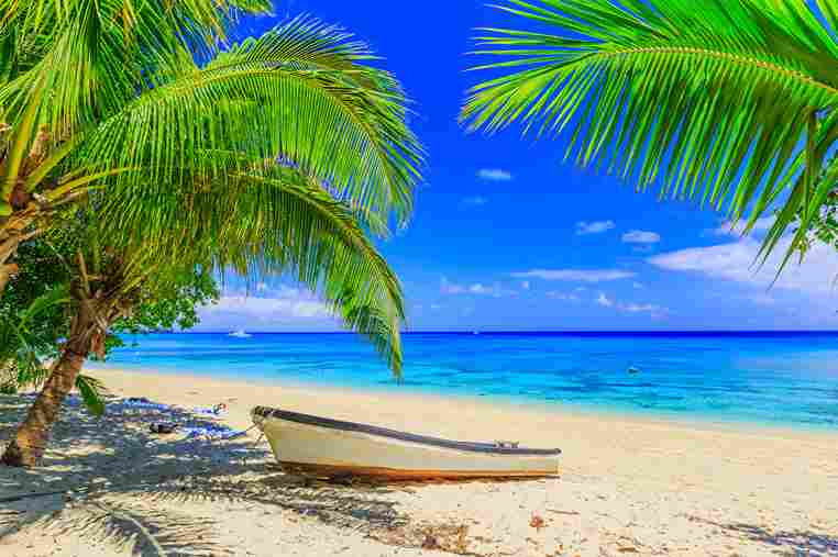 Malerischer Strand auf Dravuni Island, Fidschi