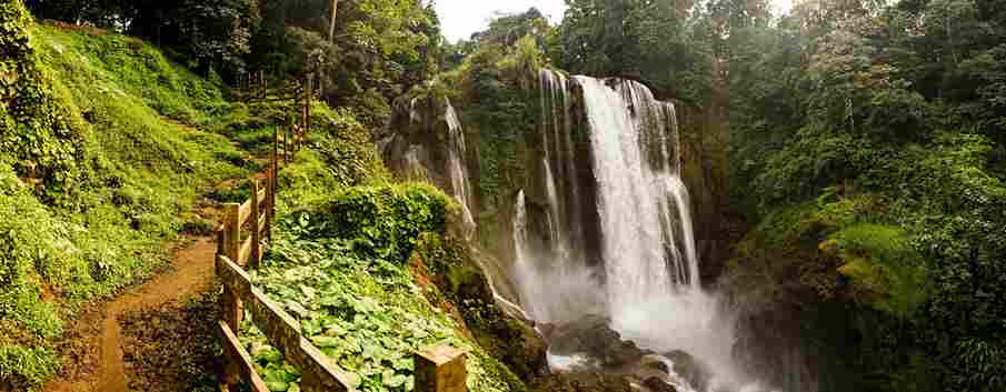Majestätischer Pulhapanzak Wasserfall inmitten tropischer Landschaft.