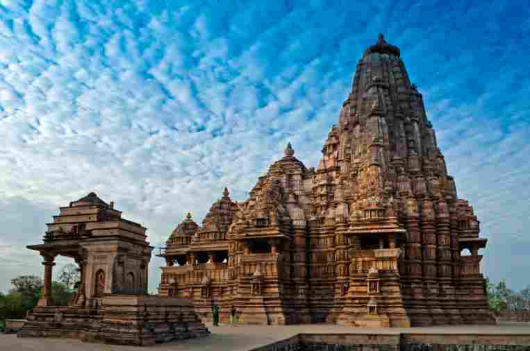 Hindu-Tempel Kandariya Mahadeva mit kunstvollen Schnitzereien