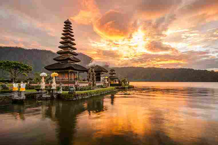 Ein wunderschöner Hindu-Tempel am Ufer des Bratan-Sees in Indonesien