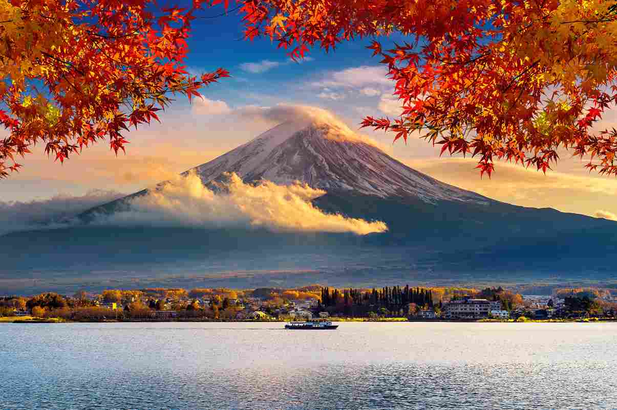 Atemberaubender Blick auf den Fuji Berg im Herbst