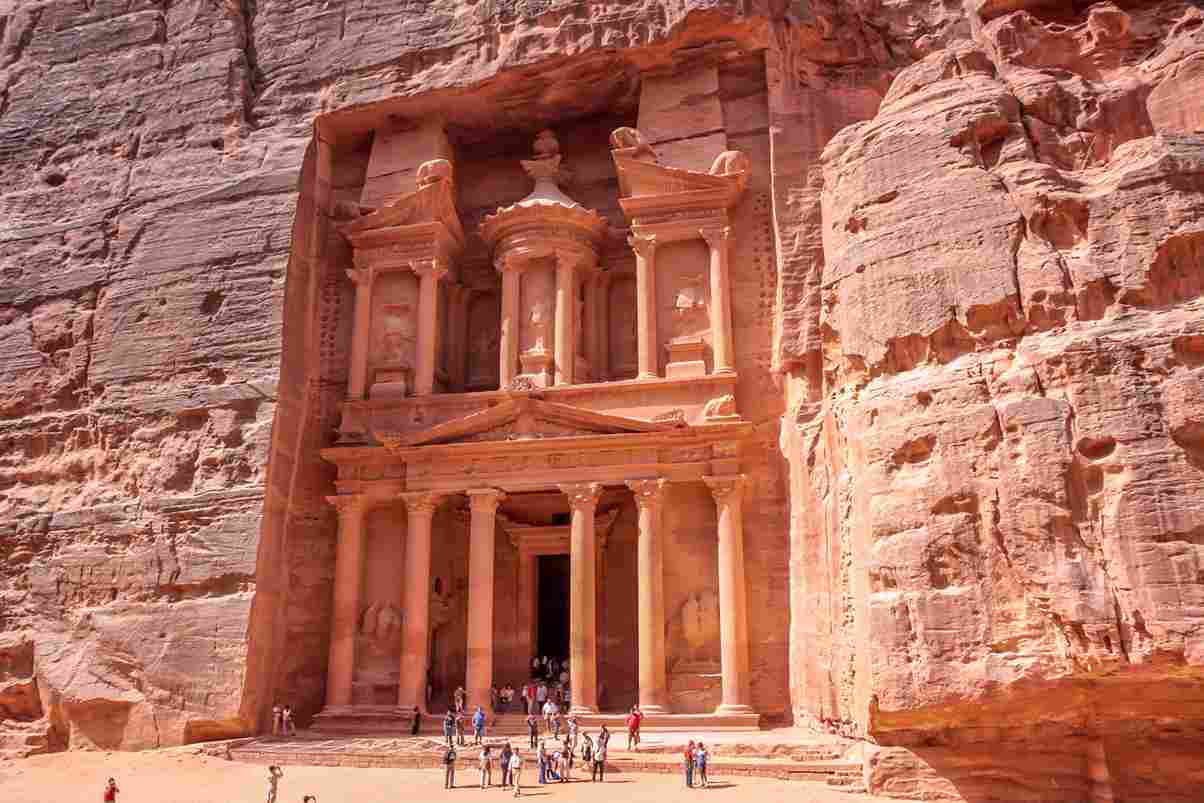 Antiker, in den Fels gehauener Tempel in Petra, Jordanien, umgeben von Wüstenlandschaft.