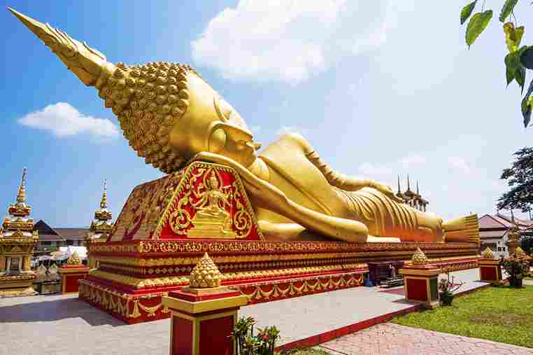 Ruhende Buddha-Statue am Wat Pha That Luang in Laos