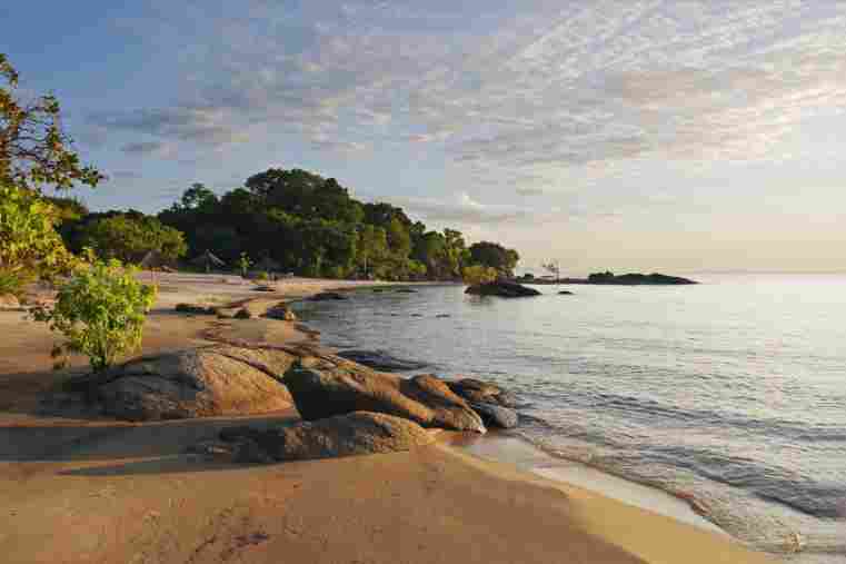 Ruhiger Sandstrand am Makuzi See, Malawi