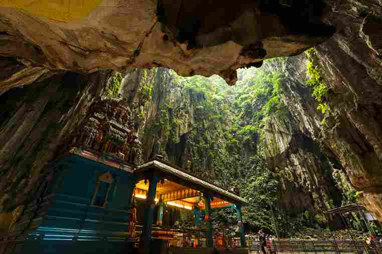 Farbenprächtiger Hindu Tempel am Eingang der berühmten Batu Höhlen.
