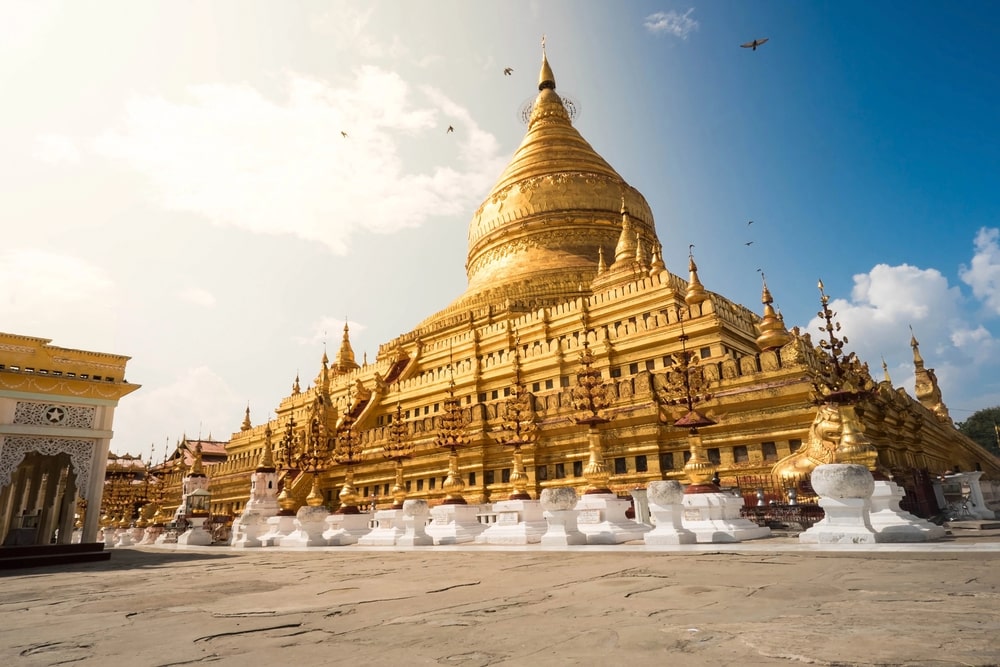 Die Shwezigon-Pagode in Bagan, eine goldene Stupa und bedeutende buddhistische Pilgerstätte in Myanmar
