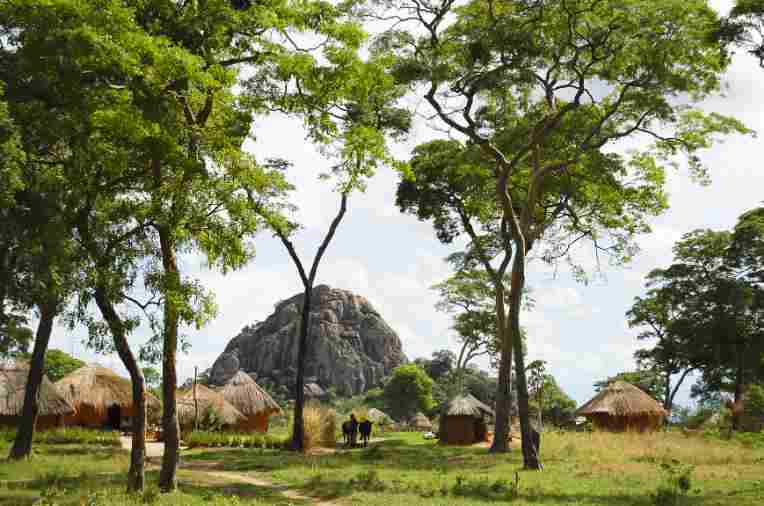 Traditionelle afrikanische Hütten in einem ländlichen Dorf