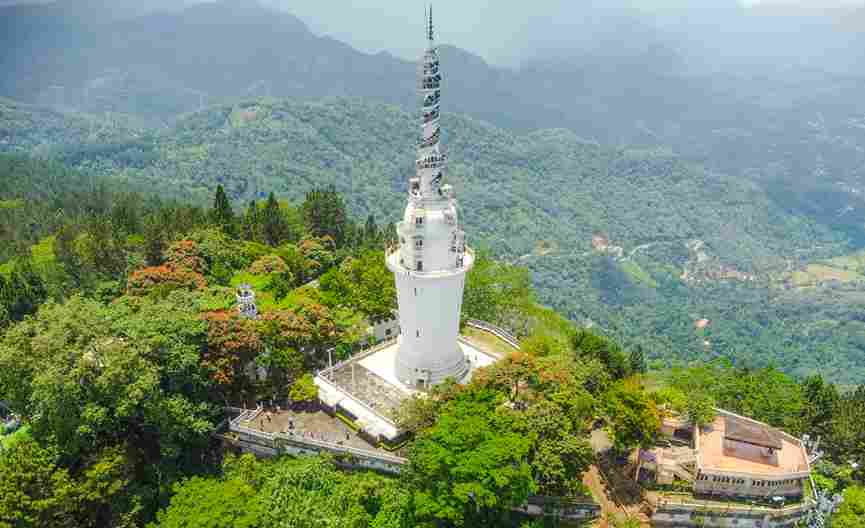 Atemberaubender Blick auf den Ambuluwawa-Turm in Kandy, Sri Lanka.