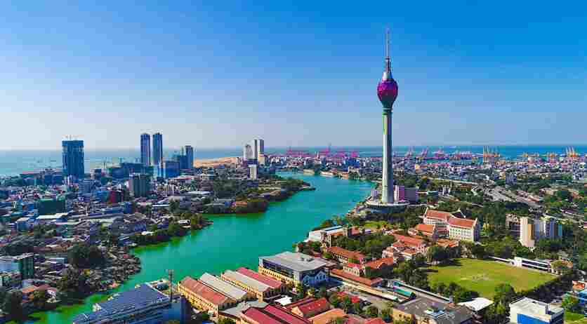 Malerischer Blick auf die Skyline von Colombo mit dem Beira-See im Vordergrund.