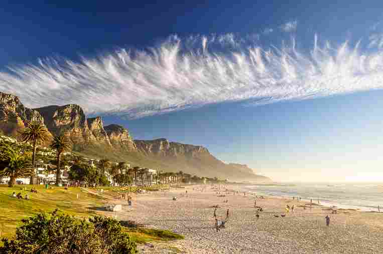 Wunderschöner Camps Bay Beach mit Bergen im Hintergrund, Kapstadt