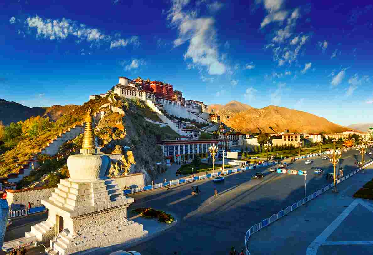 Ikonischer Potala-Palast in Lhasa, Tibet – ehemaliger Sitz des Dalai Lama.