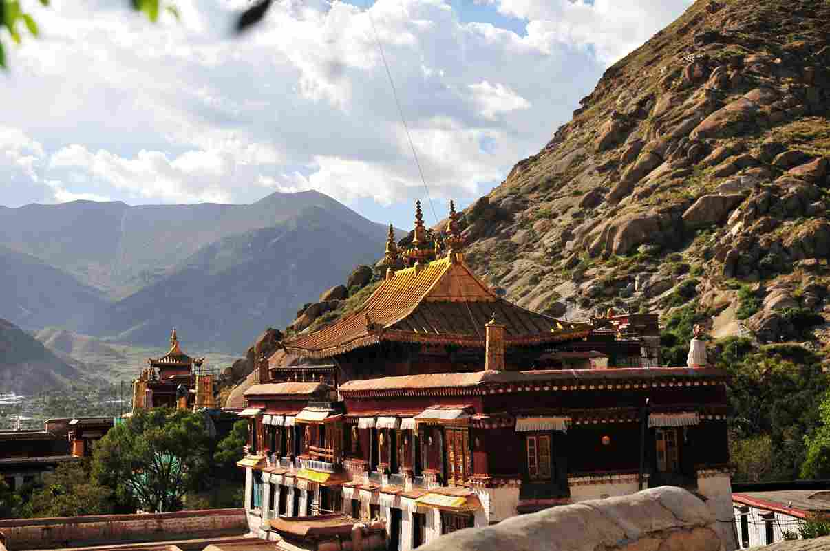 Majestätischer Tashilhunpo-Tempel in Tibet, ein bedeutendes spirituelles Zentrum des Buddhismus.