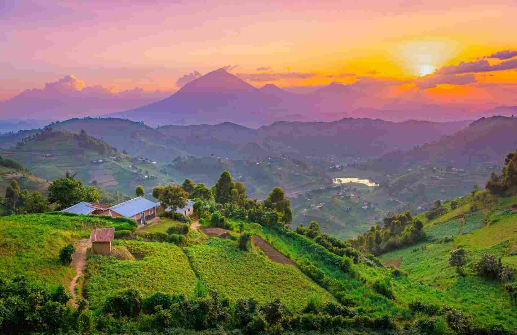 Atemberaubender Sonnenuntergang über der Berglandschaft von Kisoro, Uganda