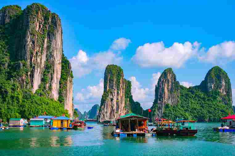 Traditionelles schwimmendes Dorf in der Halong-Bucht, Vietnam